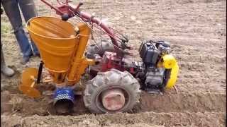 Картофелесажалка к мотоблоку из подручных материалов.