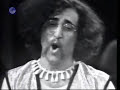 רותי נבון, עוזי פוקס, דודו זר, אברהם פררה ואחרים בשיר שכתב דן אלמגור והלחין ועיבד בני נגרי ושנכלל במחזמר המצליח 'אל תקרא לי שחור'.