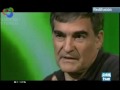 Impacto de la imágenes violentas. [Redes 440 (17-06-2007)] Los videojuegos, los cómics, la televisión...cada vez ocupan más tiempo en la vida de los adolescentes. No hay duda que los medios violentos pueden ser una amenaza para la juventud. Pero la pregunta es ¿cuán grande es esta amenaza?, ¿Cuál es la influencia real sobre los adolescentes? ¿Podemos extraer de ello algo positivo? A todas estas preguntas intentaremos dar respuesta esta semana en Redes. Neurocientíficos destacan ahora la educación a edad muy temprana como uno de los principales factores que más inciden en la conducta futura. Pero muchos son los factores que influyen en los caminos a tomar en el futuro: los compañeros y la personalidad serán también factores determinantes. Los videojuegos y la televisión son un surtido constante de dolor y sufrimiento ajenos, pero la intermediación de una pantalla los convierten en algo irreal. ¿Cómo influye este baño de sangre en la mente de los más jóvenes, aquellos que desarrollan su cerebro en este entorno? Viajamos al norte del Estado de Nueva York para hablar con Steven Kirsh, Profesor de Psicología del Desarrollo de la Universidad de Geneseo, EEUU, que ha hecho de este problema su campo de estudio. Contaremos ademas con Enric Rebollo, Dibujante de comics-Profesor Escuela Joso; Gabriela Berti, Directora del proyecto Hipzoma - Mediateca Caixaforum; Pep Marí, Psicólogo deportivo del Centro de Alto Rendimiento Deportivo; Jordi Roger, Entrenador de futbol del juvenil B <b>...</b>