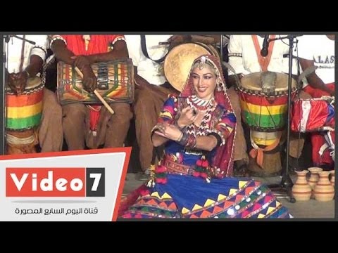 بالفيديو.. فتاة هندية ترقص على المزمار البلدى بمهرجان الطبول الدولى
