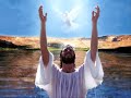 Um certo dia, a beira mar Apareceu um jovem Galileu Ninguém podia imaginar Que alguém pudesse amar do jeito que ele amava Seu jeito simples de conversar Tocava o coração de quem o escutava E seu nome era Jesus de Nazaré Sua fama se espalhou e todos vinham ver O fenômeno do jovem pregador Que tinha tanto amor Naquelas praias, naquele mar Naquele rio, em casa de Zaqueu Naquela estrada, naquele sol E o povo a escutar histórias tão bonitas Seu jeito amigo de se expressar Enchia o coração de paz tão infinita Em plena rua, naquele chão Naquele poço e em casa de Simão Naquela relva, no entardecer O mundo viu nascer a paz de uma esperança Seu jeito puro de perdoar Fazia o coração voltar a ser criança Um certo dia, ao tribunal Alguém levou o jovem Galileu Ninguém sabia qual foi o mal E o crime que ele fez; quais foram seus pecados Seu jeito honesto de denunciar Mexeu na posição de alguns privilegiados E mataram a Jesus de Nazaré E no meio de ladrões puseram sua cruz Mas o mundo ainda tem medo de Jesus Que tinha tanto amor