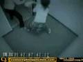 videos de Purse snatcher recieves a WWE Smackdown in elevator