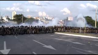 VÍDEO: Veja imagens de agressões por parte de vândalos contra a Polícia Militar neste sábado (22) 