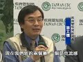 近日美国及墨西哥爆发人传人的猪流感疫情，造成81人感染死亡，由于这是新型的变种病毒株，所以引起国际卫生组织的重视； 台湾疾管局已经全面停止休假，加强防疫。同时宣布，提升美墨的旅游警示，凡是墨西哥入境台湾的旅客，如果出现发烧症状，将会直接被带往指定医院检查治疗。 针对美国、墨西哥爆发的猪流感疫情，台湾疾管局26号宣布，比照欧美，提高墨西哥和美国加州德州的旅游警示，分别到三级和二级。加强机场防疫。 疾病管制局局长郭旭崧：发烧的病人，他有症状，是从墨西哥来的，我们就会安排他到医院去作检体采集，作必要治疗。 猪流感的症状和人类流感相似，发病的前一天和后七天都具有传染力，目前已知有两种药物可以应付这种新病毒， 疾管局副局长施文仪：我们的国家流感中心，是可以有这样的能力来检验病毒；现在我们新的两个药，一个是克流感，另外一个瑞乐莎，病毒都具有敏感性，也就是可以治疗的。 猪流感在墨西哥夺走81条人命，但在美国只有8人发病，所以人传人的猪流感，会不会成为下一波的全球流感大流行，目前还在调查。 疾病管制局局长郭旭崧：同一只病毒在美国，只有造成局部轻微的病例，还没有一个真正的重症，未来的两三天之内，大家都在等WHO最后的决定，是不是要把这只病毒，宣布下一波，下一次的，the next pandemic flu virus(大规模流感病毒)。 目前多国都严阵以待，防疫猪流感，台湾疾管局已经全面停止休假，观注国际卫生通报，同时派出防疫医师赴墨西哥了解疫情，等待WHO的最后报告。 新唐人亚太电视阜东陈真台湾台北报导其他推荐: 2009新唐人电视台全球系列大赛、中国舞、声乐、小提琴、汉服、中国菜、钢琴、武术、油画、摄影competitions.ntdtv.com 看动态网：晓天下事www.dongtaiwang.com 重庆两百下岗职工集体上访遭截回cntv.us