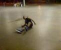 David caindo de patins