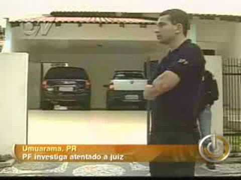 pistola 9 milimetros - Casa de juiz é alvo de tiros no Paraná 19/09/2008 . Paredes, portão e carros ficaram com marcas dos disparos. . No início do ano, outro juiz de Umuarama sofr...