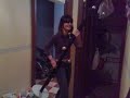Marta baila con el perchero