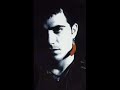 rudy marra, nato a galatina, nel salento, nel 1964, debutta prestissimo nella musica. nel 1980 forma un gruppo punk. nel 1986 pubblica il suo primo singolo telefonami per la ricordi. il suo primo album come eravamo stupidi � del '91, arrangiato da stefano melone e mauro spina. nel disco � presente gaetano, brano che partecipa al festival di sanremo, fra le nuove proposte. viene 