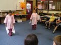 Charlain en Ilana menari op school Charlain en Ilana menari op school