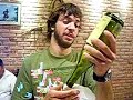 como sacar un corcho de adentro de una botella?