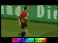 احد الفنيين بالفريق وهو مختص بعلاج الاعبين يبعد الكره برأسه بعد محاولتها لدخول الهدف