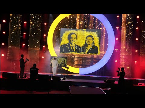 Vẽ tranh trình diễn bằng kim tuyến tại sự kiện chà Vẽ tranh trình diễn bằng kim tuyến tại sự kiện chà