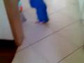 João andando..