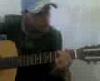 Everton tocando violao