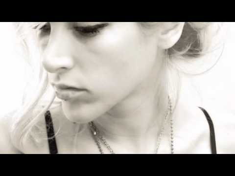 sarah blackwood - Sarah Blackwood from The Creepshow cover of Bruno Mars Grenade. check her out @ http://www.facebook.com/toshpoint0?ref=ts#!/thesarahblackwood or http://www.y...