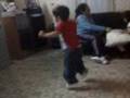 Juanito bailando bien feliz
