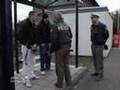 Alles in Ordnung - Jugendliche an der Bushaltestelle