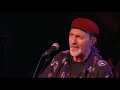 a mon avis le plus grand (par la taille et par le talent) blues man fran�ais qu'on ne voit jamais dans les m�dias ! pauvre france ! ...ah quoique ...je viens de voir une video ou il est en duo avec francis cabrel � tarat�tatata ! bieeeeen nagui !