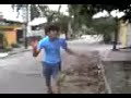 o corcunda idiota apanha