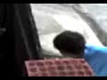 o corcunda idiota apanha