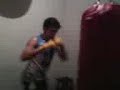 Marco Fortes treinando com o saco de areia