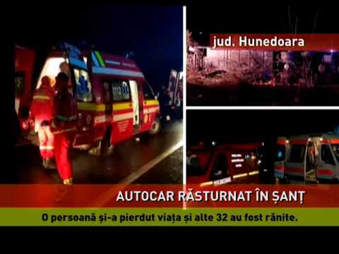 Autocar răsturnat, pe o șosea din județul Hunedoara