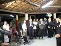 Já pensaram como seria se os Homens jogassem o buque do seu casamento e não as mulheres????