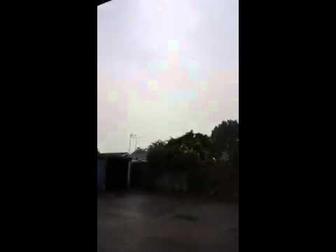 This guy's priceless reaction to lightning is the BEST THING EVER!