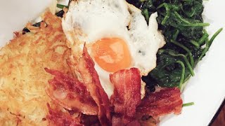 Papas rosti, huevos fritos y salteado de espinaca