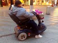 1 gekke wheelie op scootmobiel van 1 baas