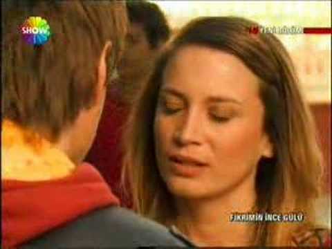 ÜNİVERSİTELİ KIZLAR