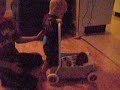 Provar g�vagn Alvin walkning with help 5months+3weeks
