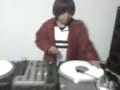 Dj Mimo hijo de DJ LBM en las tornamesas haciendo scratch