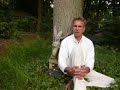 jan keppel hesselink bespreekt de relatie tussen meditatie, ontspanning en de ademhaling.

meditatie is een toestand van introspectie en gedachtenloosheid. niet je bezighouden met de buitenwereld, maar de binnenwereld verkennen, waar emoties, gedachten en gevoelens zich afspelen. door meditatie kan verstilling ontstaan en kan werk uit rust aangepakt worden. vaak veroorzaakt verhoogde werkdruk allerlei gedachten die het lichaam en de geest stress veroorzaken. deze stresserende gedachten veroorzaken vaak een negatieve viscieuze cirkel waar moeilijk uit te breken valt, zeker als de bijkomende stress voor allerlei lichamelijke en emotionele klachten zorgt. meditatie is een methode om deze stresserende gedachtenstroom opzij te zetten en met een ander bewustzijn de situatie te benaderen. meditatie kan kwaliteiten als intuitie en inzicht bevorderen, doordat er geen gedachten in de weg staan. hieronder volgen een paar meditaties.

observeren van de ademhaling

de meest basale meditatie is de aandacht vestigen op de ademhaling. een natuurlijk en continu proces waar nagenoeg nooit op gefocust wordt. door de observatie van de ademhaling, komen er minder gedachten op. op een aantal aspecten van de ademhaling kan gelet worden: de gang van de luchtstroom, de temperatuur van de lucht, de diepte van de ademhaling, type ademhaling (buik- of borstademhaling). wanneer je opmerkt dat de gedachten weer de overhand nemen, adem dan diep in om de attentie weer op de ademhaling te brengen.

loopmeditatie

een techniek die nagenoeg overal ingezet kan worden is mediterend lopen. wanneer de volle aandacht gevestigd wordt op het lopen, zonder gedachten, over bijvoorbeeld wat er nog gedaan moet worden of wat er allemaal is gebeurd, dan is dat meditatie. wees bewust van elke stap die genomen wordt, over de snelheid waarmee je loopt, de omgeving waarin je loopt, de temperatuur, etc. door bewust te worden van allerlei aspecten van het lopen en de omgeving, is er geen plaats meer voor gedachten en kan de geest tot rust komen. vanuit die rust kunnen situaties en problemen anders benaderd worden, ten opzichte van een toestand met veel stresserende gedachten.

bodymind

meditatie is opgenomen als onderdeel van de moderne zogenaamde ' bodymind therapieen'  zijn er op gericht om chronische spanningen in het lichaam te verminderen. deze spanningen kunnen ontstaan door steeds dezelfde mechanische bewegingen, bijvoorbeeld de muisarm. maar ook emoties kunnen vergelijkbare spanningen in het lichaam oproepen. als iemand bijvoorbeeld chronisch angstig is, dan neemt het lichaam vaak een slechte houding aan: de schouders naar voren,  weinig ruimte voor de borstkas en met het hoofd naar voren gebogen, uit balans.

onderzoek naar meditatie

er is veel onderzoek gedaan naar de effecten van meditatie. uit een recente studie bleek bijvoorbeeld dat meditatie de langzame hersengolven sterk bevordert. [1] uit een meta-analyse is gebleken dat meditatie stress reductie bewerkstelligt en dit patienten met pijn, kanker, hartproblemen, depressie en angsten kan helpen om te gaan met hun ziekte. [2]

in principe werkt meditatie positief op de hersenfuncties, de hart- en longfuncties en het immuunsysteem. hier noemen we slechts enkele studies.

in een studie van drie maanden bij managers van een amerikaans bedrijf bleek dat regelmatige meditatie leidde tot verminderde angst, minder fysiologische stress en meer ontspanning binnen de baan in vergelijking met managers die niet mediteerden (anxiety, stress and coping international journal 6: 245-262, 1993.)

diverse vormen van meditatie, zoals zenmeditatie blijken een duidelijk effect te hebben op het ritme van de ademhaling en de hartslag. deze ritmes gaan tijdens een meditatie synchroon lopen, blijkt uit recent onderzoek. zowel de ademhalingsfrequentie als de hartfrequentie nemen tijdens meditatie af, evenals de grillige wisselingen in de hartfrequentie. dit heet synchronisatie of toegenomen coherentie. [3]

meditatie heeft ook een duidelijk effect op de hersenactiviteit: de zogenaamde gamma activiteit neemt sterk toe in belangrijke delen van de hersenen.[4] maar ook andere effecten worden gevonden. in een studie naar effecten van meditatie op de hersengolven, bleek dat de zogenaamde thetagolven, die corresponderen met het gevoel van leegte en een zijn met alles, veel aanwezig waren. [5]

stress heeft een negatieve invloed op het immuunsysteem. uit een studie bleek dat minder antilichamen aangemaakt werden bij stress. [6] in een andere studie naar meditatie kwam naar voren dat na een 8 weekse programma van meditatie, de meditators meer antilichamen aanmaakten bij het krijgen van een griepprik, dan de mensen op de wachtlijst. [7]

zie verder de www.iocob.nl website
