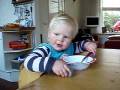 videos de 22-11-08 marit trein en kipjes + ei.AVI