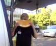 jonas beim karton einpacken