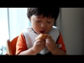 世界一ハンバーガーをおいしそうに食べる1歳児が2歳になった。