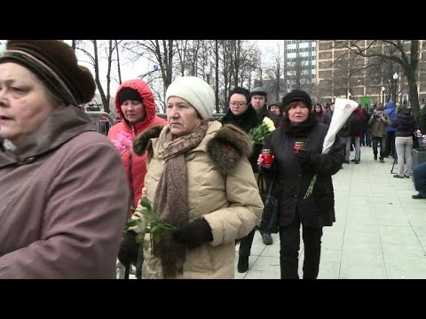 Russians pay tribute to slain opposition leader Nemtsov