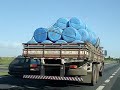 Transporte de bombonas plasticas mal acomodadas e amarradas.MPG Transporte de bombonas plasticas mal acomodadas e amarradas.MPG
