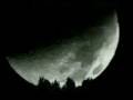 Coucher de lune à l'horizon filmé à la vitesse réelle
