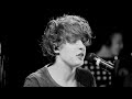 Tiemo Hauer - Ehrlich sein (c) 2011 green elephant records Exclusiv bei allen Online Portalen zu kaufen! Unterstützt Tiemo auf seinem Weg und kauf Ehrlich Sein! Diese Single wird nicht auf dem kommenden Album sein! Grüße locke! Songtext: Du darfst nicht ehrlich sein Denn wenn du ehrlich bist Bist du meist das Schwein Und alle anderen sind ziemlich ange... Ehrlich sein Denn wenn du ehrlich bist Bist du meist das Schwein Und alle anderen sind ziemlich angepisst Was ist das für 'ne Welt in der man hassen muss um zu überleben Was ist das für 'ne Welt in der man nehmen muss um zu geben Was ist das für 'ne Welt in der man weinen muss damit ein anderer lacht Was ist das für 'ne Welt in der ein kleiner Kuss nichts mehr zu bedeuten hat Du darfst nicht ehrlich sein Denn wenn du ehrlich bist Bist du meist das Schwein Und alle anderen sind ziemlich ange... Ehrlich sein Denn wenn du ehrlich bist Bist du meist das Schwein Und alle anderen sind ziemlich angepisst Was ist das für 'ne Welt in der Mädels hungern um gut auszusehn Was ist das für 'ne Welt in der Jungs rumlungern um abends prügeln zu gehn Was ist das für 'ne Welt in der man schreien muss um gehört zu werden Was ist das für 'ne Welt in der man freundlich grüßt und das Echo sind Drohgebährden Du darfst nicht ehrlich sein Denn wenn du ehrlich bist Bist du meist das Schwein Und alle anderen sind ziemlich ange... Ehrlich sein Denn wenn du ehrlich bist Bist du meist das Schwein Und alle anderen sind ziemlich angepisst