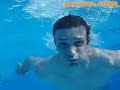 Uns mergulhos na piscina