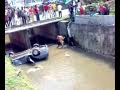 lori masuk sungai