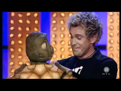 Sascha Grammel mit Josie dem Ec-Automaten