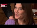 cinq lectrices de femme actuelle ont eu la chance de rencontrer carla bruni-sarkozy dans ses appartements priv�s de l�elys�e, pour une interview exclusive. au cours de cette rencontre rare, le pr�sident a fait la surprise de d�une visite impromptue dans leurs salons priv�s. tout en d�contraction, nicolas sarkozy a discut� quelques minutes avec les lectrices et a pr�sent�, avec sa femme, leurs compagnons � quatre pattes. d�couvrez en exclusivit� et en vid�o ces moments intimes du couple pr�sidentiel.