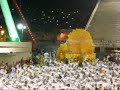 desfile da escola de samba arranco - sambodromo - carnaval 2007
d�fil� de l'�cole de samba arranco
arranco samba school


enredo: sinfonia brasileira das quatro esta��es

bravo arranco!
na passarela o concerto � poesia
a batuta brasileira rege em aquarela a sinfonia
desenha no arranjo a consci�ncia
o tom da natureza risca notas musicais
pinta harmonia com um tra�o
mescla tinta no compasso
colorindo as quatro esta��es
faz da partitura uma pintura
do coro um recital de emo��es

brisa dan�a no quintal...aos olhos seus
fruta madura do pomar aos l�bios meus (bis)
sabi� o lamento ecoou... outono amarelou...
as folhas secas o vento levou...

na ilus�o o firmamento � bordado
paet�s de prata s�o estrelas l� do c�u
o inverno invade a alma e o ar gelado
se perde junto a fogueirinha de papel
brota um buqu� � primavera
a vida se transforma num jardim
p�ssaros e borboletas bailam no doce perfume
orvalho � o pranto de uma linda flor
clamando ao mundo a paz e o amor !

fim de tarde raio e trov�o
a chuva passa, reacende a sedu��o (bis)
� ver�o... ! o sol abra�a o mar azul
explode em alegria o pa�s de norte � sul

carnavalesco: ilvamar magalh�es
compositor(es): carlinhos maciel / marcelo poesia / jairo do recreio / zilmar conde
int�rprete: ciganerey
mestre de bateria: ricardinho