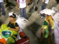 desfile da escola de samba arranco - sambodromo - carnaval 2007
d�fil� de l'�cole de samba arranco
arranco samba school


enredo: sinfonia brasileira das quatro esta��es

bravo arranco!
na passarela o concerto � poesia
a batuta brasileira rege em aquarela a sinfonia
desenha no arranjo a consci�ncia
o tom da natureza risca notas musicais
pinta harmonia com um tra�o
mescla tinta no compasso
colorindo as quatro esta��es
faz da partitura uma pintura
do coro um recital de emo��es

brisa dan�a no quintal...aos olhos seus
fruta madura do pomar aos l�bios meus (bis)
sabi� o lamento ecoou... outono amarelou...
as folhas secas o vento levou...

na ilus�o o firmamento � bordado
paet�s de prata s�o estrelas l� do c�u
o inverno invade a alma e o ar gelado
se perde junto a fogueirinha de papel
brota um buqu� � primavera
a vida se transforma num jardim
p�ssaros e borboletas bailam no doce perfume
orvalho � o pranto de uma linda flor
clamando ao mundo a paz e o amor !

fim de tarde raio e trov�o
a chuva passa, reacende a sedu��o (bis)
� ver�o... ! o sol abra�a o mar azul
explode em alegria o pa�s de norte � sul

carnavalesco: ilvamar magalh�es
compositor(es): carlinhos maciel / marcelo poesia / jairo do recreio / zilmar conde
int�rprete: ciganerey
mestre de bateria: ricardinho