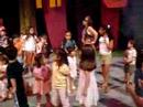 Amy bailando con Hi-5