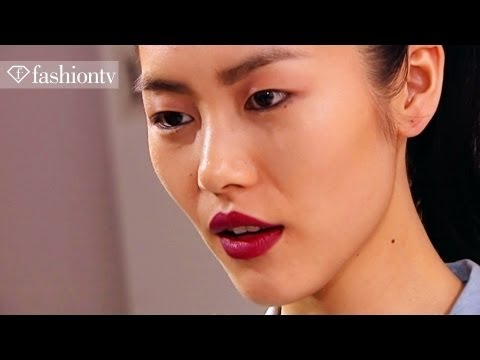 Liu Wen - http://www.FTV.com/videos WORLD - Chinese model Liu Wen is highlighted in this Models clip for Fall/Winter 2011/2012. Wen was born on January 27, 1988 in Yon...