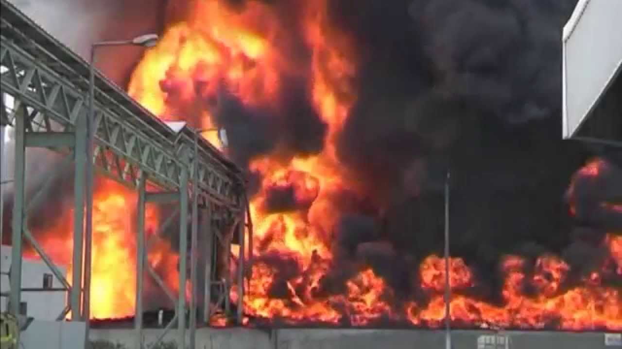 Israel Bombs Gaza back to Stone Age:  Razes only Power Plant & Plunges Strip into Darkness